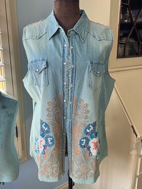 Sleeveless Light Wash Denim Shirt with Floral Embroidery